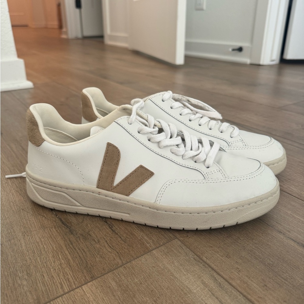 VEJA V-12 LEATHER WHITE DUNE